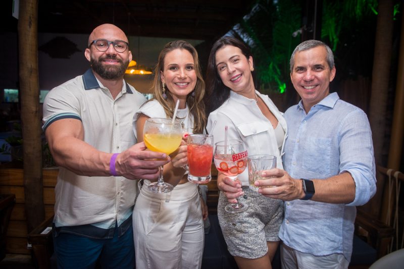 Happy Birthday - Camila e Júnior Coutinho comemoram aniversário juntos no Seu Domingo Beach Club