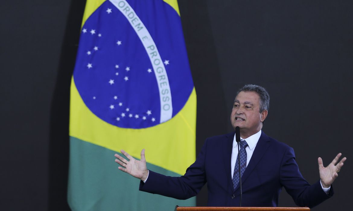 Petrobras deverá reinvestir lucros para se fortalecer, diz Rui Costa