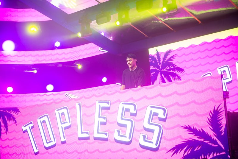 House e funk na praia - Dennis DJ e Cat Dealers agitam uma turma de festeiros com show eletrizante na Topless Beach Party