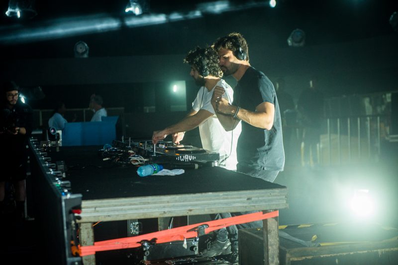 House e funk na praia - Dennis DJ e Cat Dealers agitam uma turma de festeiros com show eletrizante na Topless Beach Party