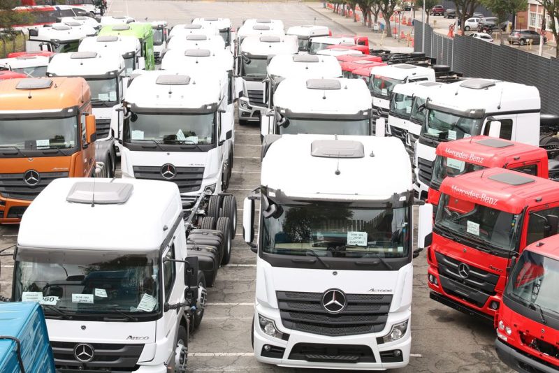 Caminhões No Pátio Da Mercedes Benz Do Brasil Em São Bernardo Do Campo.
