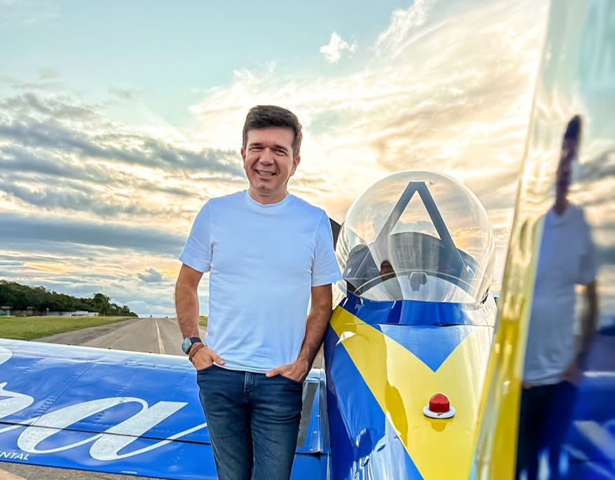 Waldonys se prepara para saltar em um dos primeiros aviões da Esquadrilha da Fumaça Waldonys se prepara para saltar em um dos primeiros aviões da Esquadrilha da Fumaça