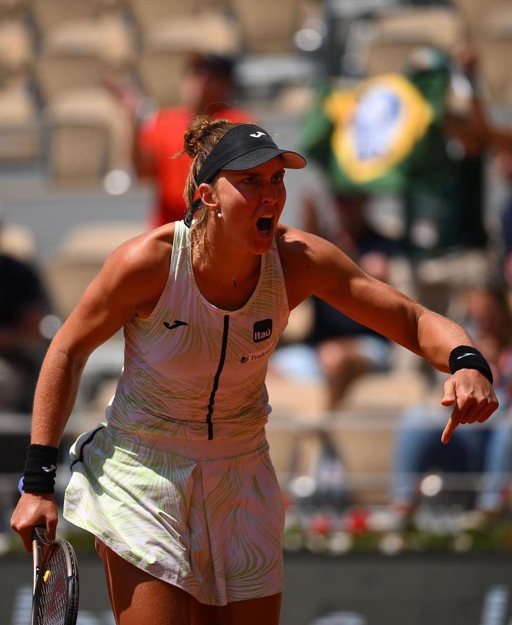 Bia Haddad vence obstáculos e brilha em Roland Garros