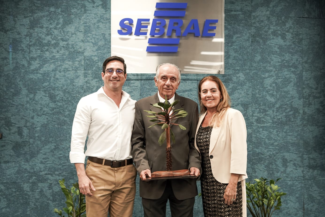 João Porto Guimarães é homenageado por suas três décadas de atuação no CDE do Sebrae-CE