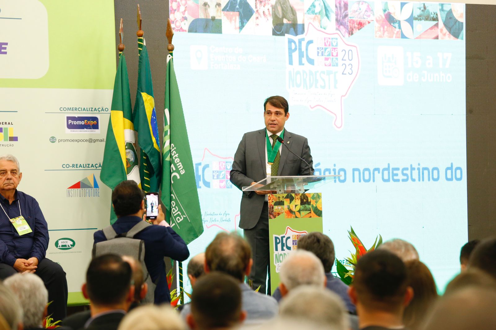 Salmito Filho é homenageado com medalha do mérito rural na Pec Nordeste 2023