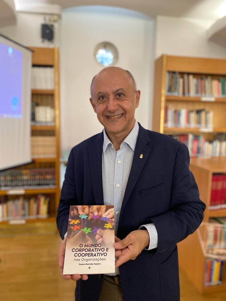 Após divulgar seu trabalho na Europa, Yunare Marinho lança seu 3° livro na FIEC