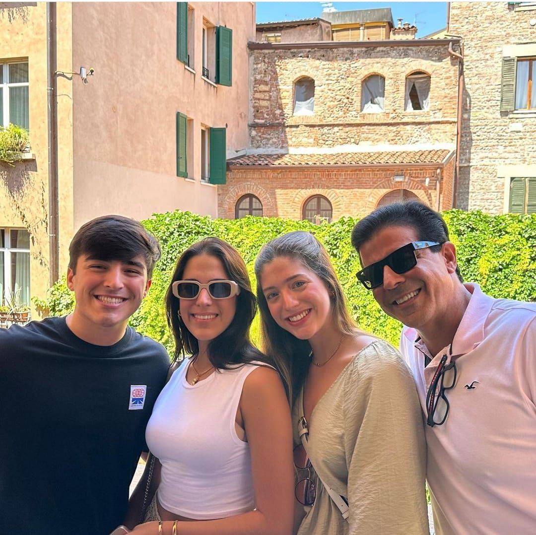 Ronaldo Otoch curte dias de lazer na Itália ao lado dos filhos Miguel, Beatriz e Isabel Otoch