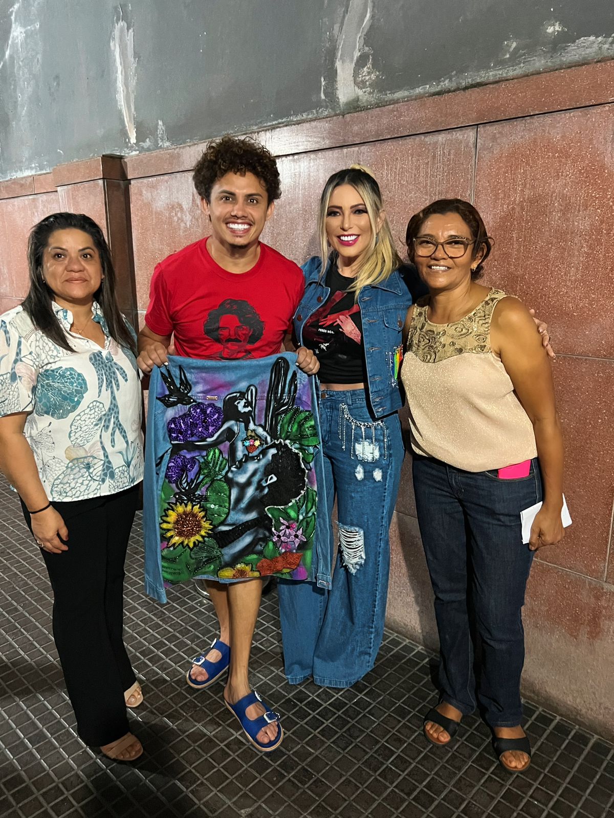 Thaty Rabello leva bordadeiras ao encerramento do show de Silvero Pereira em Fortaleza