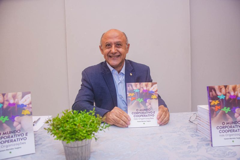 O Mundo Corporativo e Cooperativo nas Organizações - Yunare Marinho promove sessão de autógrafos do seu 3º livro na FIEC