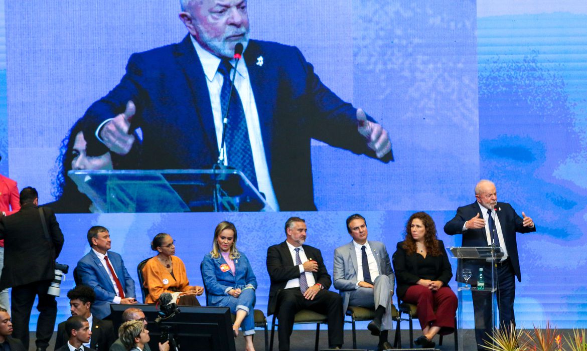 Lula descarta mudanças e diz que ministra Nísia Trindade fica na Saúde