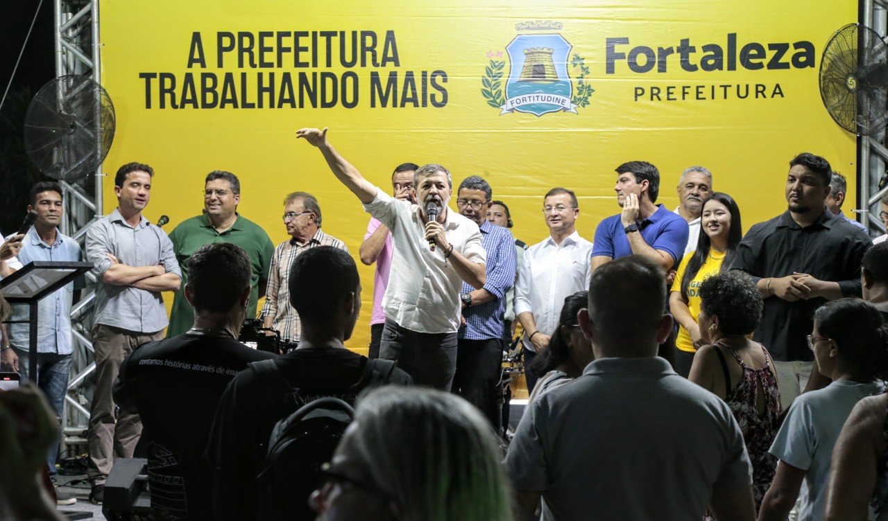 Élcio Batista entrega obras de requalificação da Praça Sagrada Família