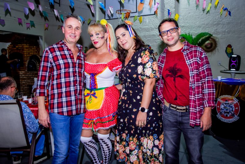 São João - Capitão Anderson Valença reúne amigos para um divertido arraiá em sua residência