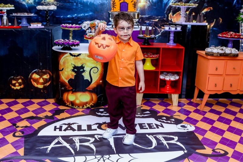 4 aninhos - Brincadeiras e muita diversão dão a tônica da sessão parabéns do pequeno Artur Da Fonte