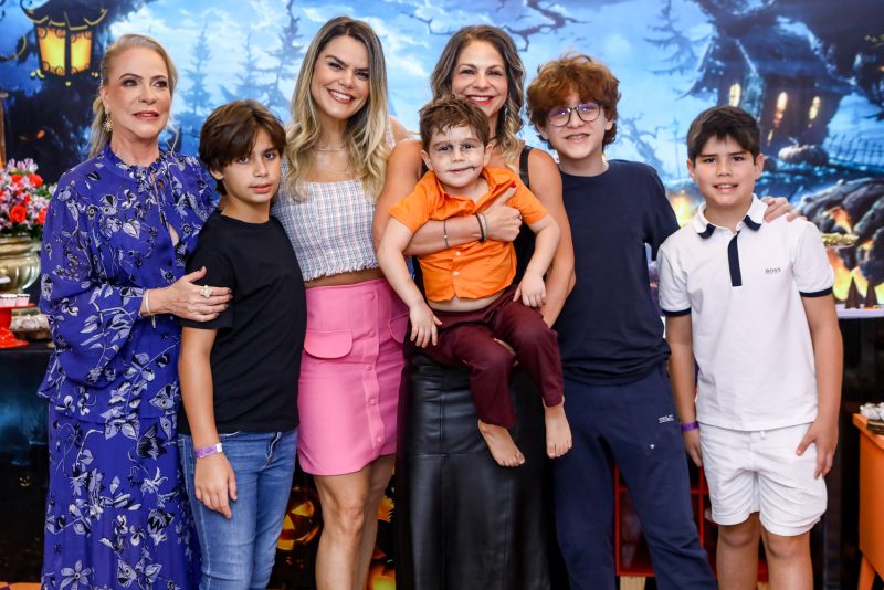 4 aninhos - Brincadeiras e muita diversão dão a tônica da sessão parabéns do pequeno Artur Da Fonte