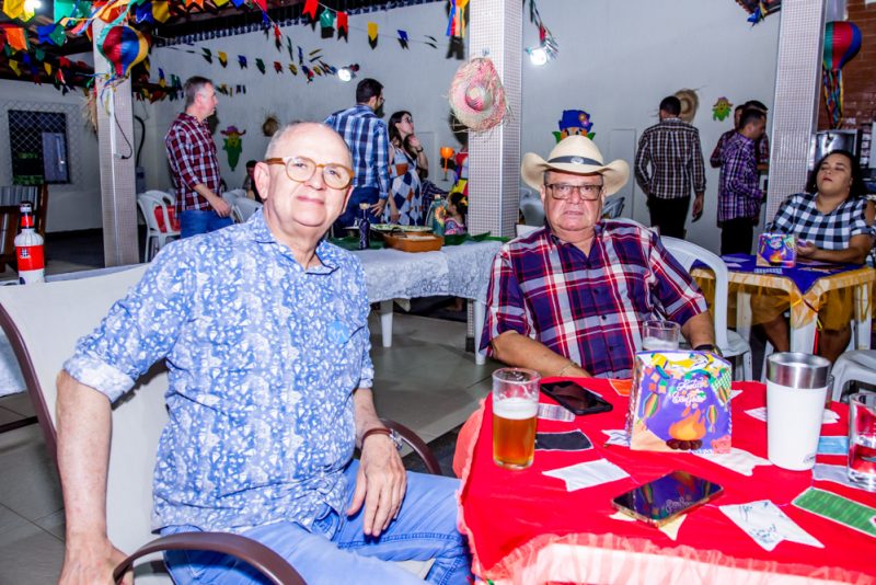 São João - Capitão Anderson Valença reúne amigos para um divertido arraiá em sua residência