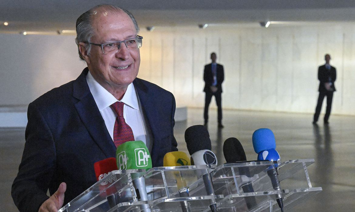 ‘Só faltam escandalosos juros caírem’, defende Alckmin