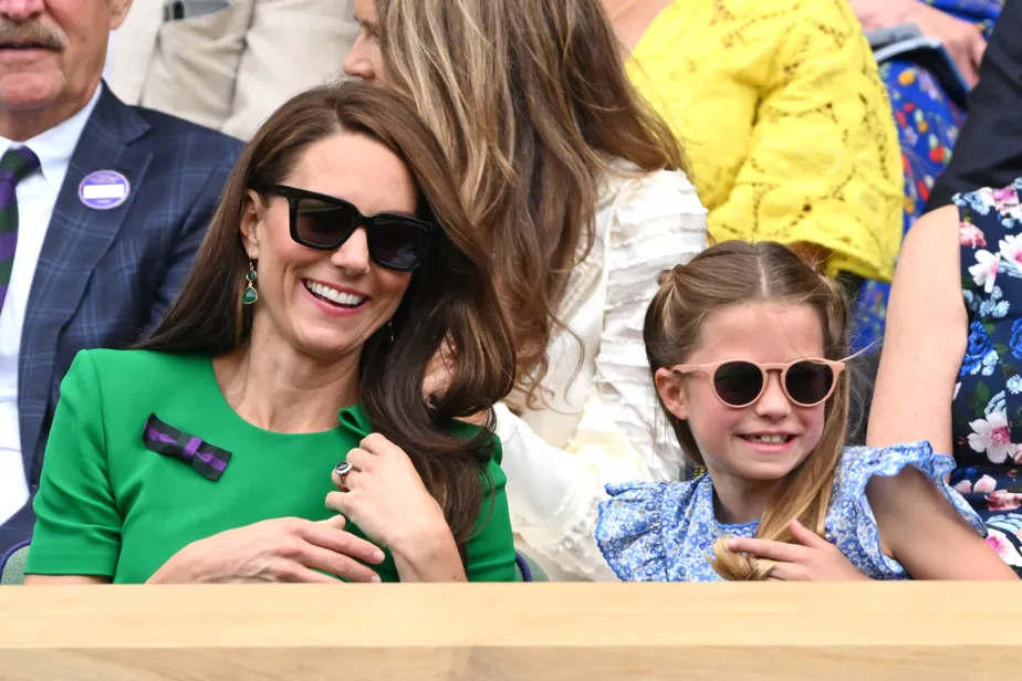 Semelhança e sintonia entre Kate Middleton e Princesa Charlotte roubam a cena em Wimbledon Semelhança e sintonia entre Kate Middleton e Princesa Charlotte roubam a cena em Wimbledon