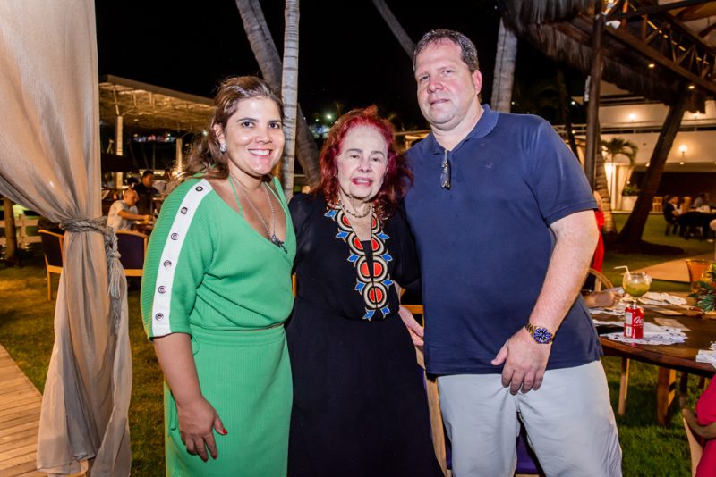 Brinde em dose dupla - Rejane Oliveira e Marize Castelo Branco comemoram aniversário no Iate Clube