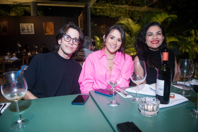 Música e gastronomia - Pipo Restaurante reúne apreciadores de boa música em noite de show com Milton Nunes