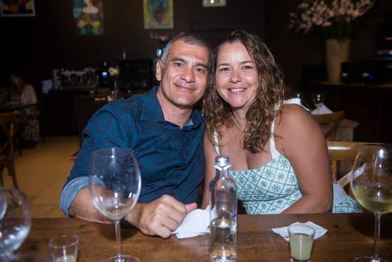 Música e gastronomia - Pipo Restaurante reúne apreciadores de boa música em noite de show com Milton Nunes