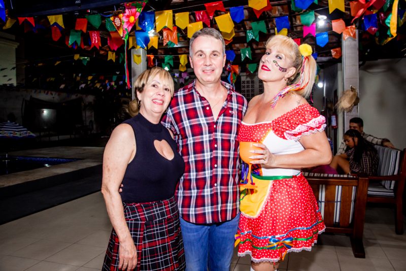 São João - Capitão Anderson Valença reúne amigos para um divertido arraiá em sua residência