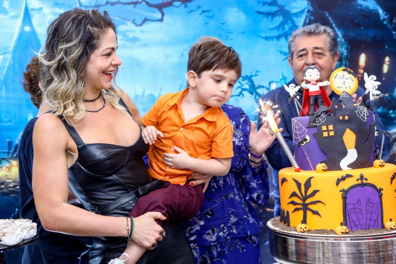 4 aninhos - Brincadeiras e muita diversão dão a tônica da sessão parabéns do pequeno Artur Da Fonte