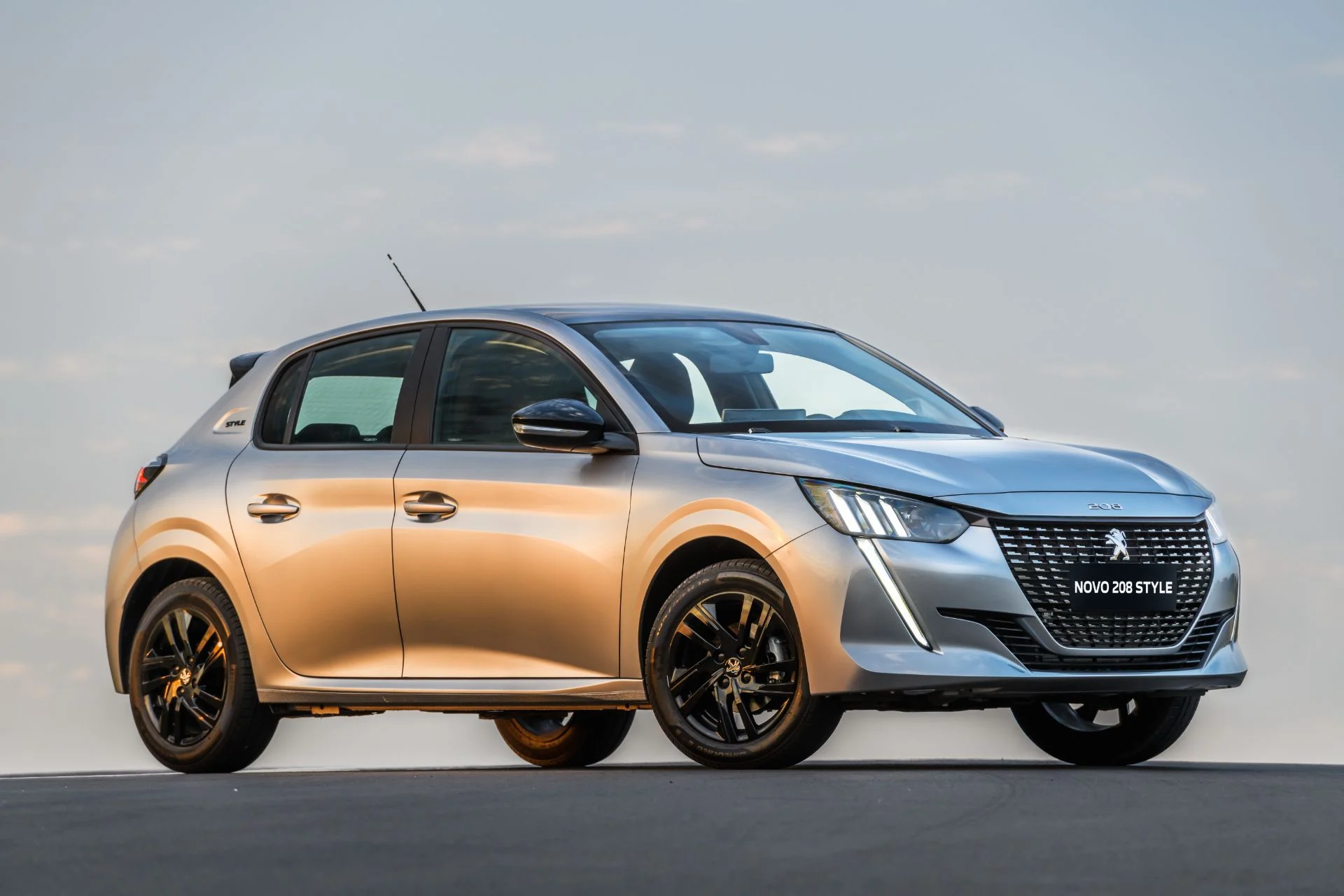 Peugeot encerra semestre com ótimos números e celebra um ano da motorização 1.0