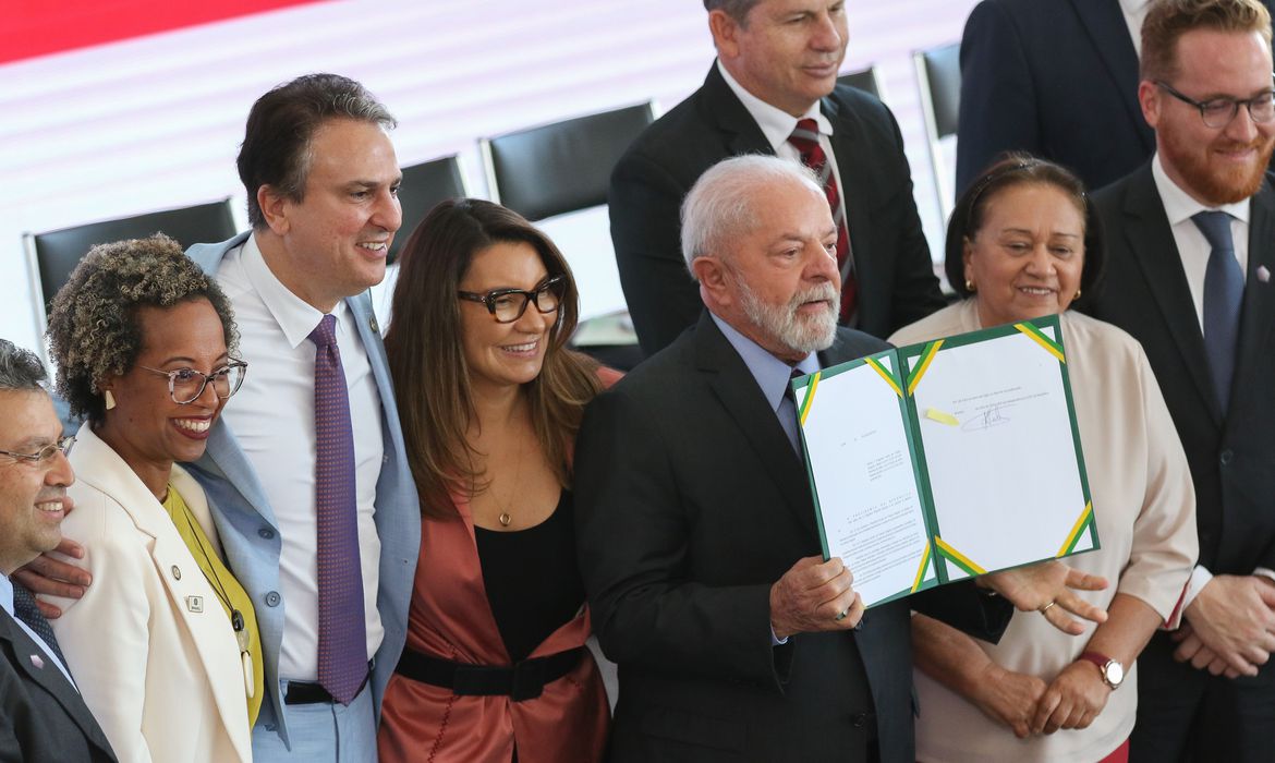 “Não se pode falar em meritocracia com educação desigual”, diz Lula ao instituir programa idealizado por Camilo Santana