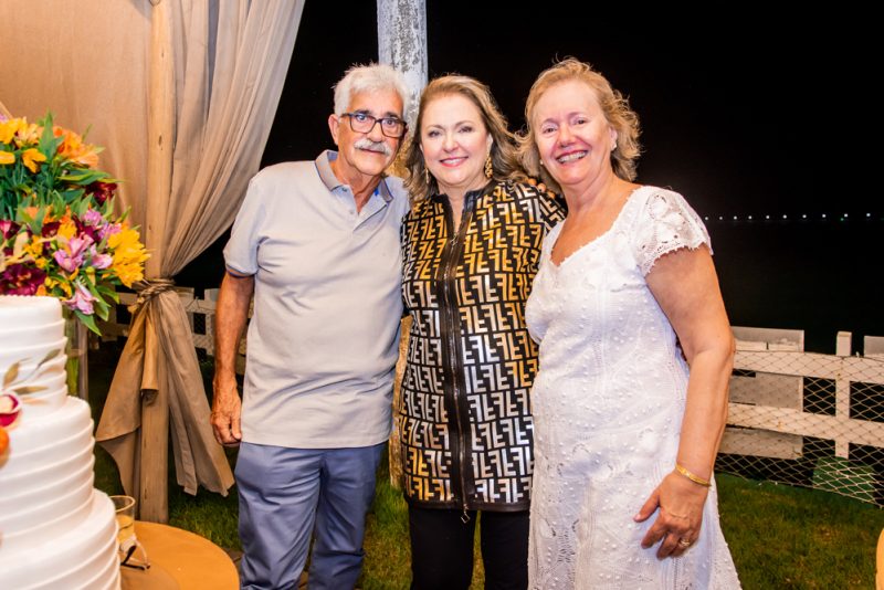 Brinde em dose dupla - Rejane Oliveira e Marize Castelo Branco comemoram aniversário no Iate Clube