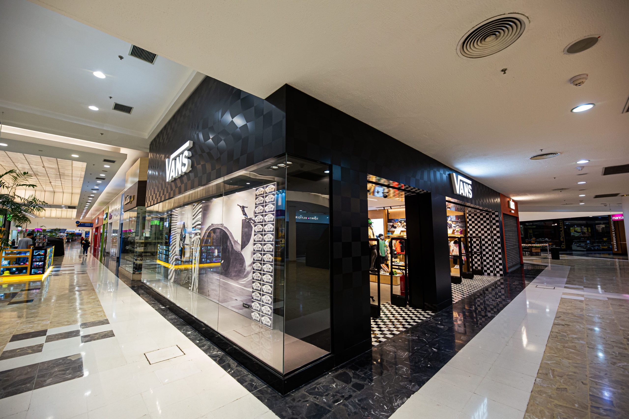 Vans inaugura sua primeira loja no Shopping Aricanduva, em São Paulo