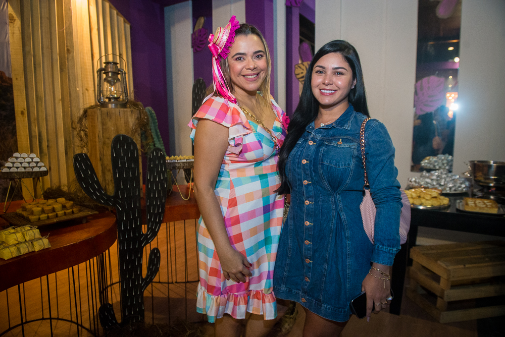 Vitória Costa E Paulina Oliveira (2)