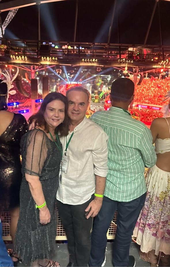 Deputada Fernanda Pessoa e o marido Francisco Esio curtem o tradicional Festival de Parintins Deputada Fernanda Pessoa e o marido Francisco Esio curtem o tradicional Festival de Parintins