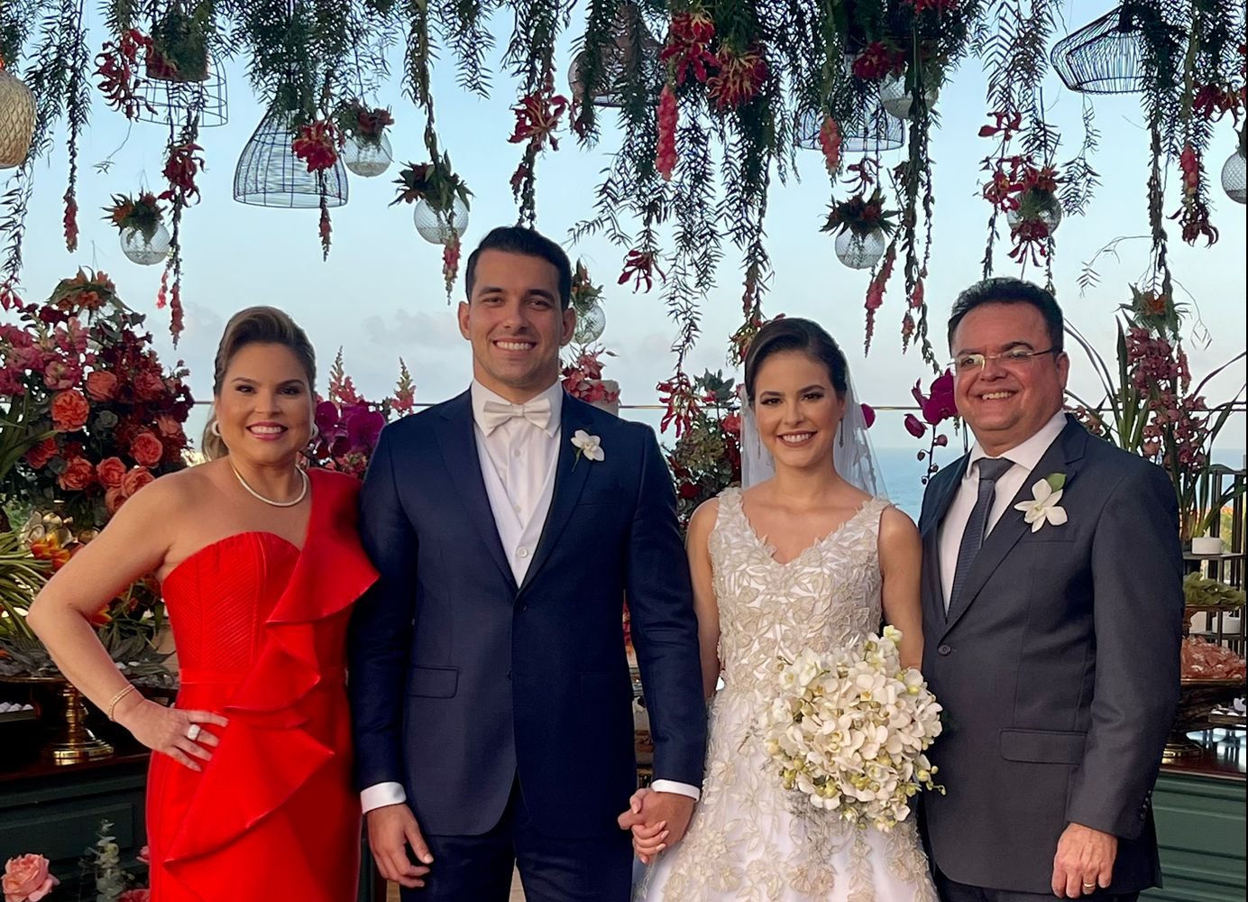 Alegria e emoção dão a tônica do casamento de Mayara Rocha e Matheus Teles Alegria e emoção dão a tônica do casamento de Mayara Rocha e Matheus Teles