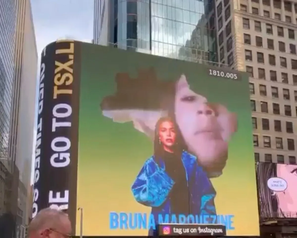 Protagonista brasileira de Hollywood, Bruna Marquezine estampa telão na Times Square