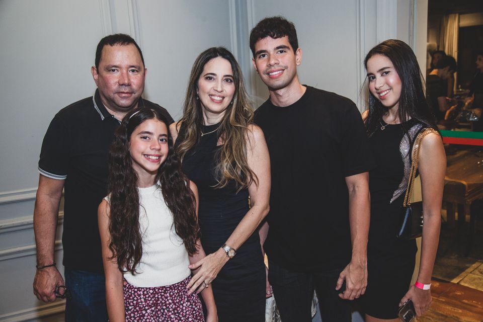 Edmar Fujita Neto comemora grandes conquistas com uma animada festa no Ideal Clube