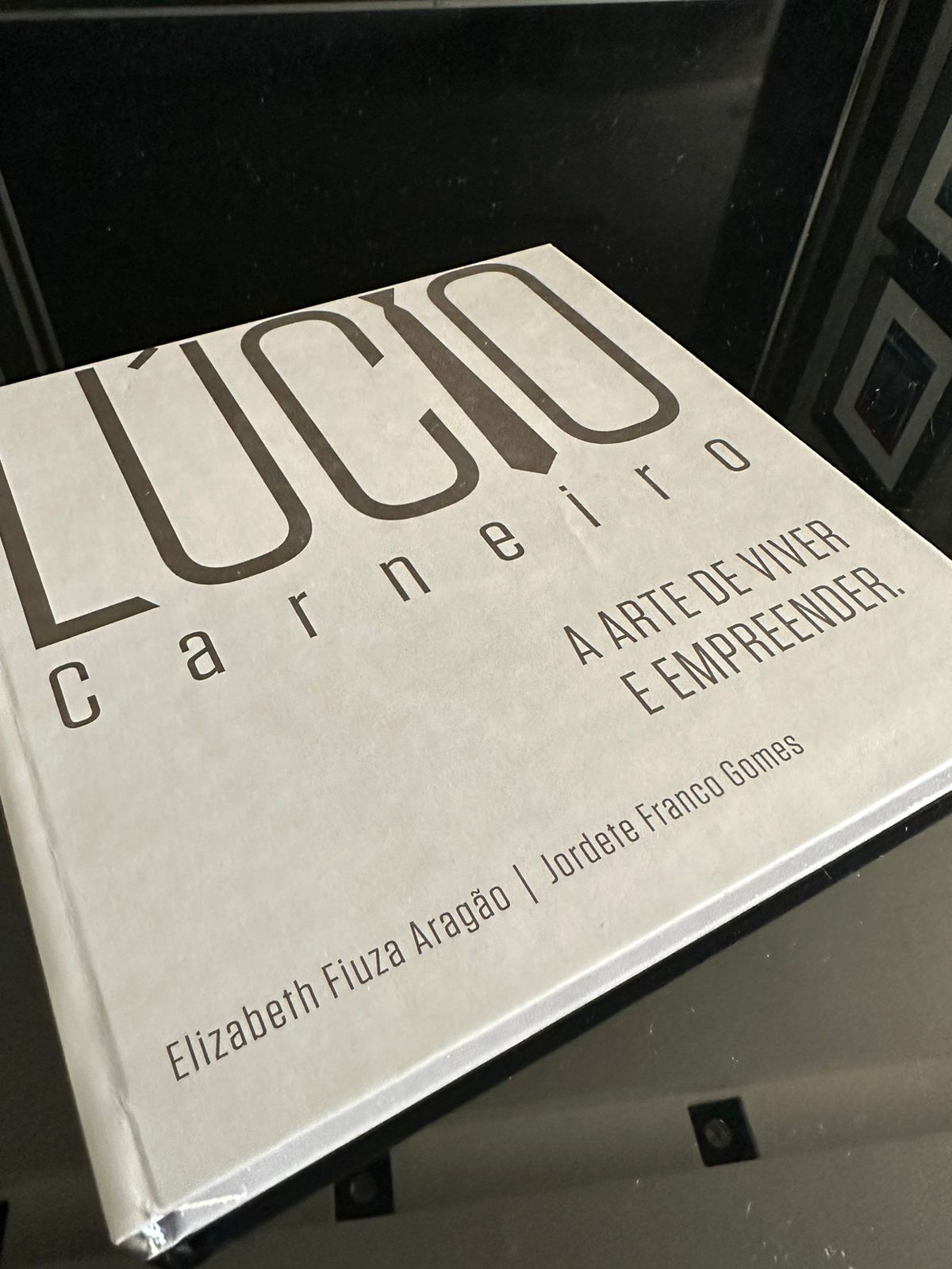 Elizabeth Fiuza e Jordete Franco lançam biografia sobre o empresário cearense Lúcio Carneiro