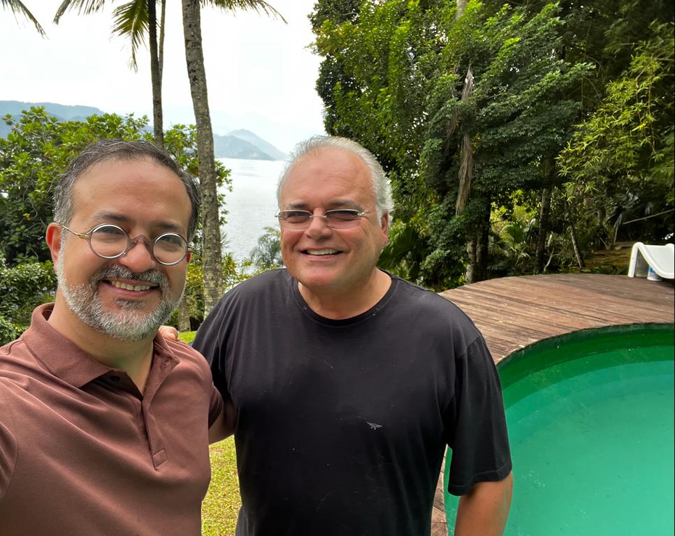 A convite de Helcius Pitanguy, Manoela e Márcio Crisóstomo visitam a paradisíaca ilha de Ivo Pitanguy em Angra dos Reis