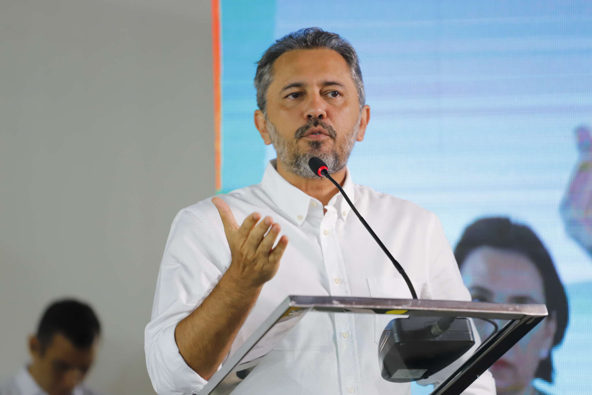 Elmano diz não querer que escolas cearenses sejam ‘inertes’ diante de preconceitos