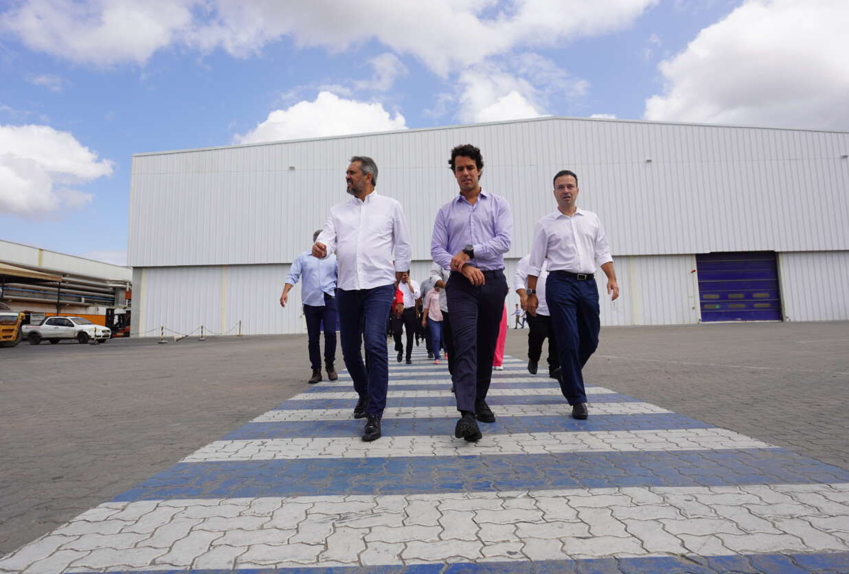 Elmano visita as instalações da Aeris Energy no Pecém ao lado de Alexandre Negrão