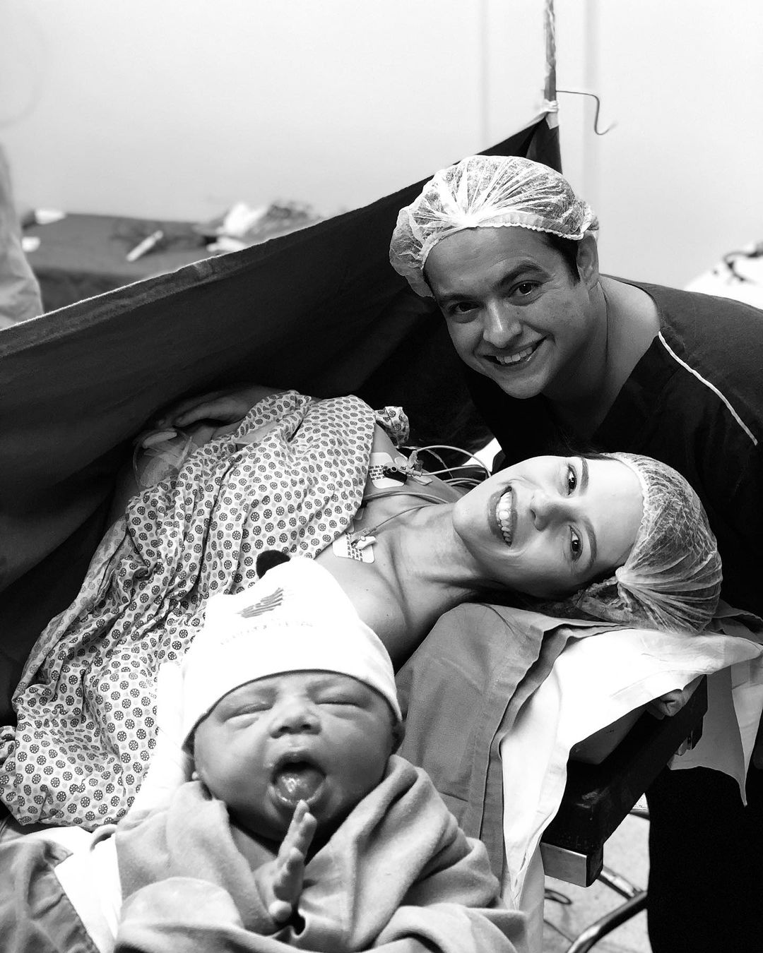 Dona cegonha aterrissa no Oto Meireles trazendo a pequena Maria Claudia para Yuri Veras e Sofia Rocha 