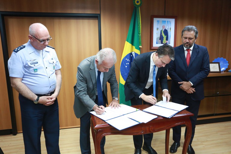 Camilo Santana e ministro da Defesa assinam acordo para estudos de implantação do ITA em Fortaleza