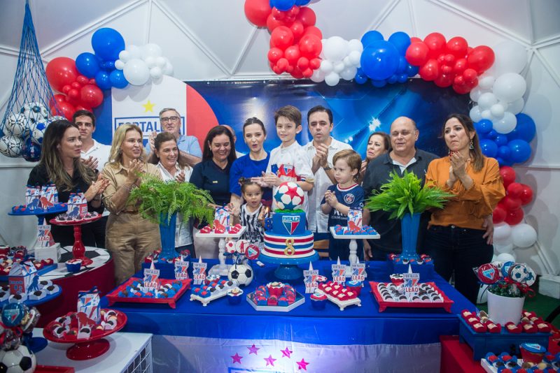Alegria e diversão - Naiana e Francisco Philomeno Neto celebram o 8º aniversário do herdeiro Bernardo