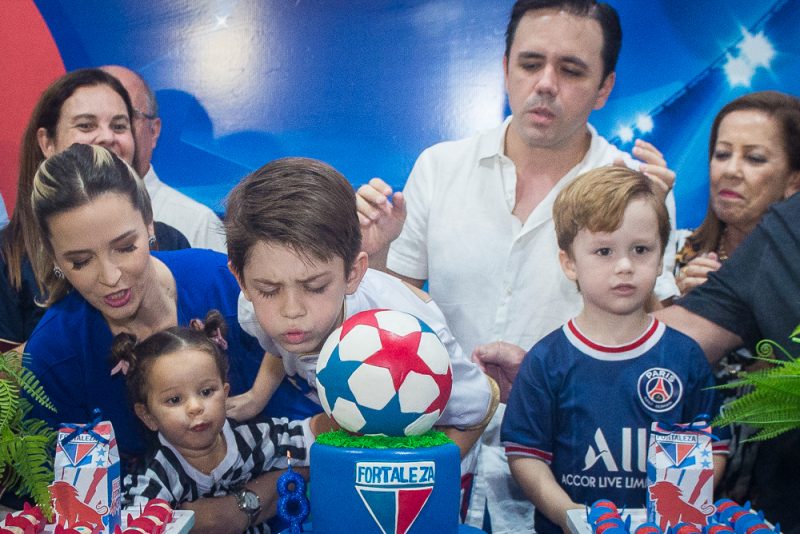Alegria e diversão - Naiana e Francisco Philomeno Neto celebram o 8º aniversário do herdeiro Bernardo