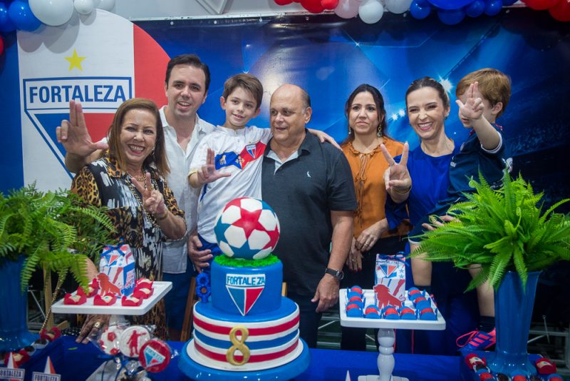Alegria e diversão - Naiana e Francisco Philomeno Neto celebram o 8º aniversário do herdeiro Bernardo