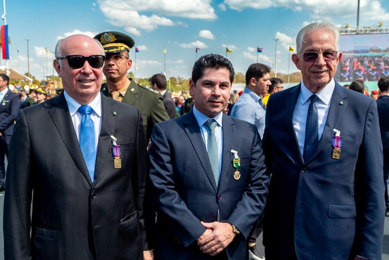 Homenagem - Cearenses são condecorados com Medalhas do Exército Brasileiro e do Pacificador em Brasília