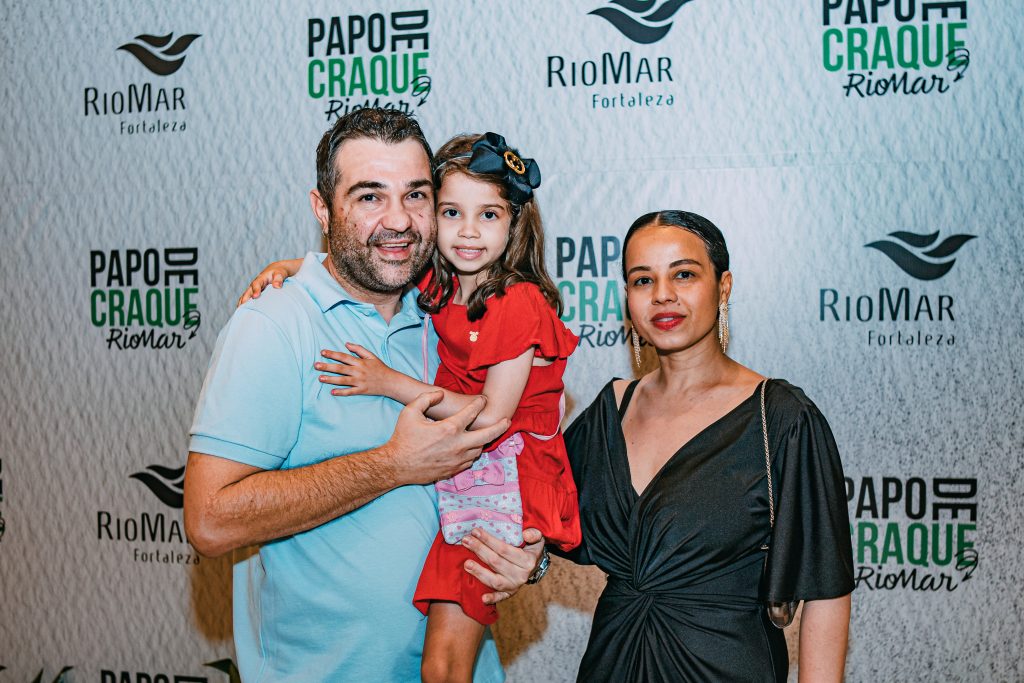 
				André Antonucci, Rebeca Mota e Raquel Mota 
				