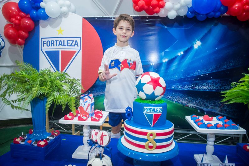 Alegria e diversão - Naiana e Francisco Philomeno Neto celebram o 8º aniversário do herdeiro Bernardo