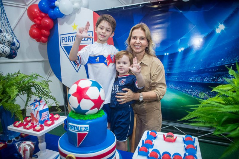 Alegria e diversão - Naiana e Francisco Philomeno Neto celebram o 8º aniversário do herdeiro Bernardo