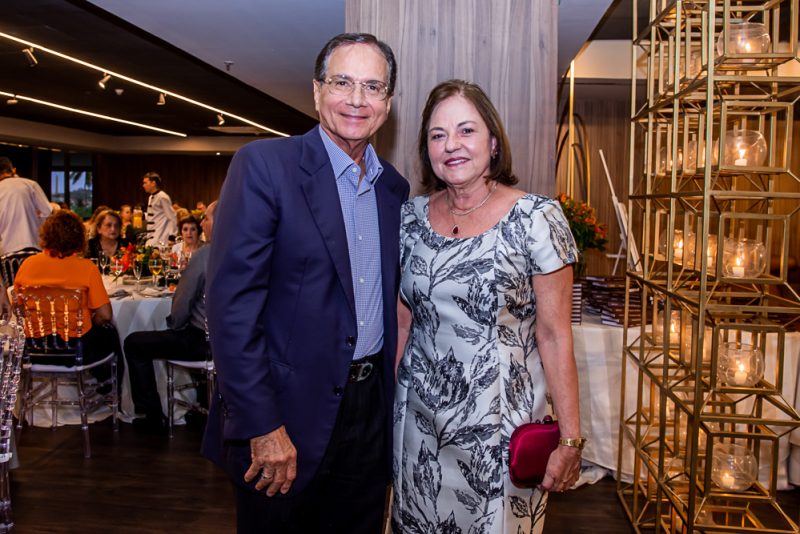 Navegações da Maturidade - Nomes de peso da sociedade cearense prestigiam o lançamento do livro de Cybele Pontes no Hotel Gran Marquise