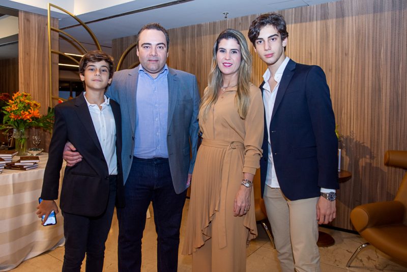 Navegações da Maturidade - Nomes de peso da sociedade cearense prestigiam o lançamento do livro de Cybele Pontes no Hotel Gran Marquise